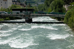 Die reißenden Wasser der Etsch in Meran