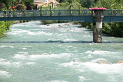 Die reißenden Wasser der Etsch in Meran