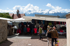 Markt mit Blick auf schneebedeckte Gipfel