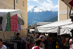 Markt mit Blick auf schneebedeckte Gipfel