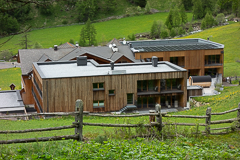 Rückansicht des Almhotels Glieshof