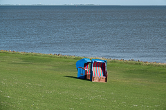 Zwei einsame Strandkörbe und das Meer