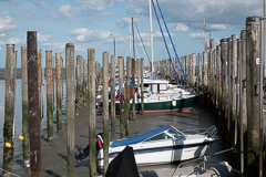 Der Yachthafen liegt bei Ebbe trocken