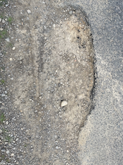 Dieses Loch brachte mich zu Fall - zur Strafe wird es hier verewigt