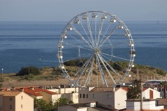 Das in der Woche wenig frequentierte Riesenrad an der Strandpromenade von St. Pierre.