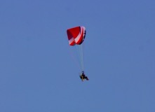 Der Gleitschirmflieger mit Hilfsmotor drehte hier seine Runden