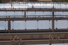 Durch die Hanglage haben alle Dachterassen der Häuserreihe eine andere Höhe