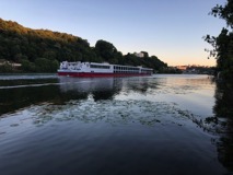 Das Flusskreuzfahrtsschiff ist auf dem Weg zum Rhône (laut Wikipedia männlich), in den unweit von hier die Saône mündet