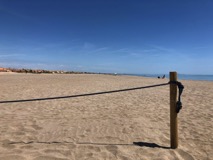 Ein wenig besuchter, endloser Sandstrand.