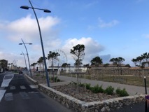 Die Laternen an der Starndpromenade von St. Pierre sehen aus, als hätte sie der Seewind landeinwärts gebogen.