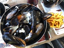 Eine Schüssel voll mit leckeren Miesmuscheln aus den Etangs in einer Sauce aus Creme Freche, dazu Pommes.